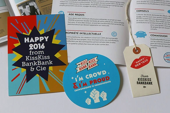 Création des brochures, flyers, cartes de visite, cartes de vœux, étiquettes et autocollants pour Kisskissbankbank crowdfunding - Raphaëlle Moreau communication & évènementiel externalisée pays de Lorient